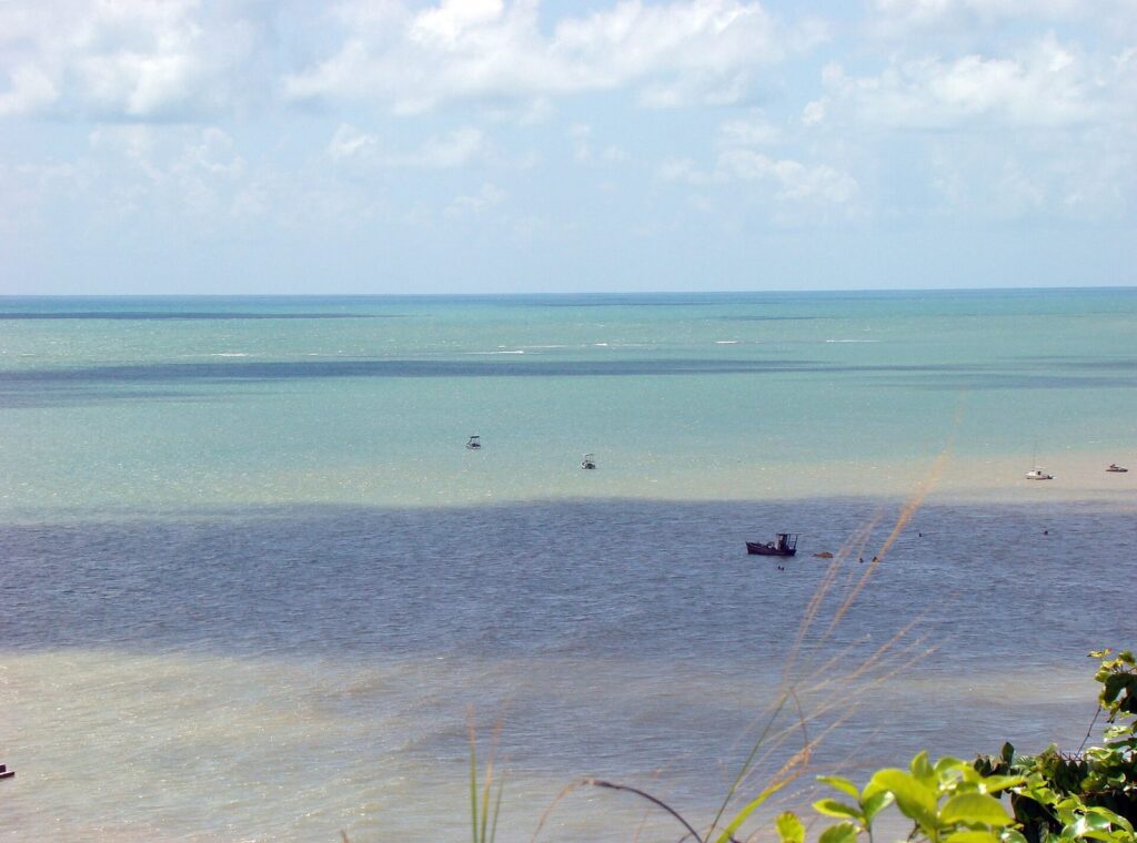 Descubra as incríveis piscinas naturais do Seixas e se encante com a beleza da natureza! 4 Mar raso e barcos na Ponta do Seixas, em João Pessoa (PB)