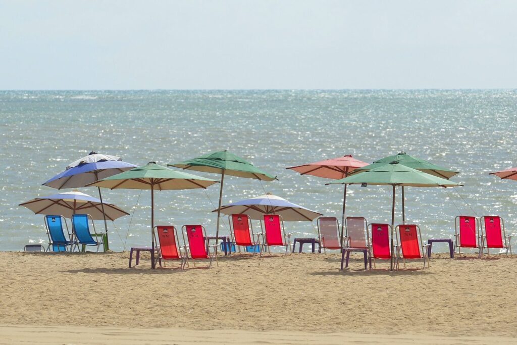 Guarda-sóis na areia da Praia do Cabo Branco, em João Pessoa (PB)