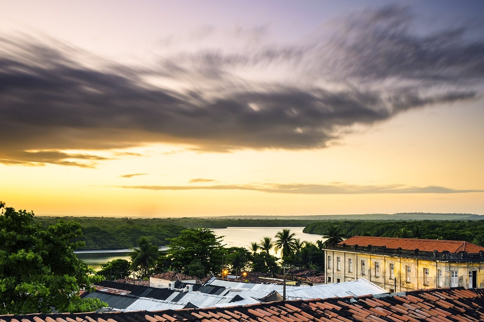 Hotel Globo: história e o pôr do sol à beira do Rio Sanhauá 2 Vista do Centro Histórico de João Pessoa ao entardecer, com telhados e torres de igrejas