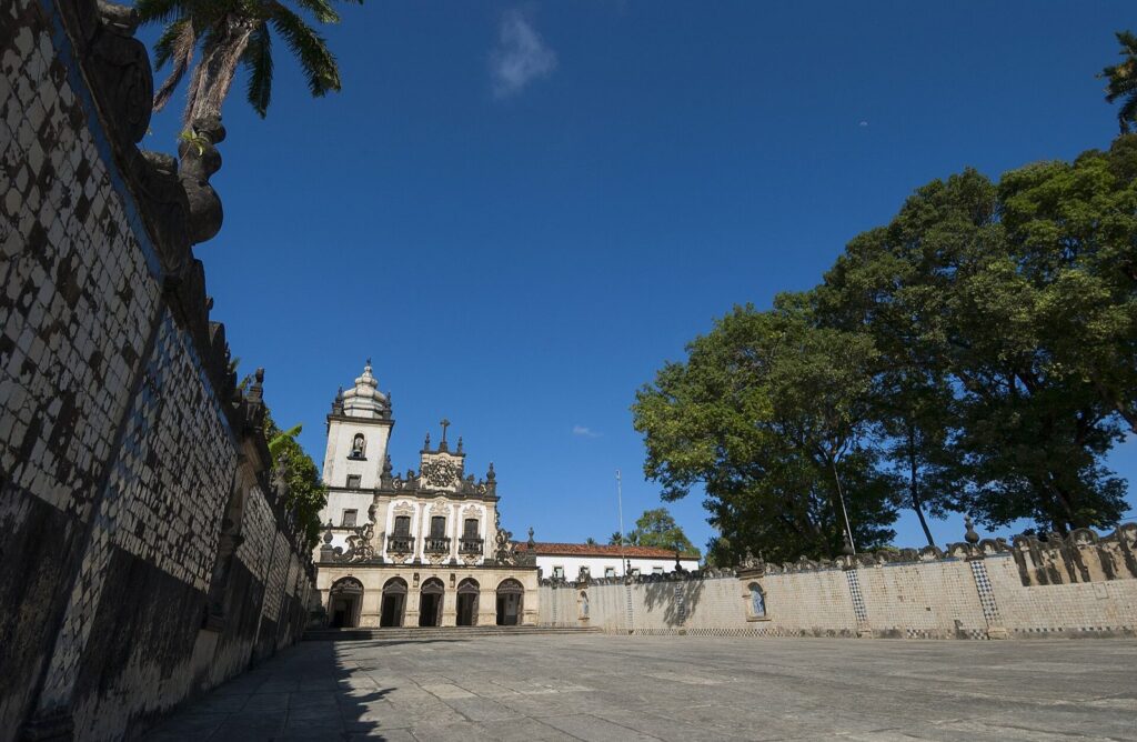 Centro Cultural São Francisco: Arte e História em Um Lugar 1 Igreja de São Francisco e adro com cruzeiro, no Centro Cultural São Francisco, em João Pessoa (PB)
