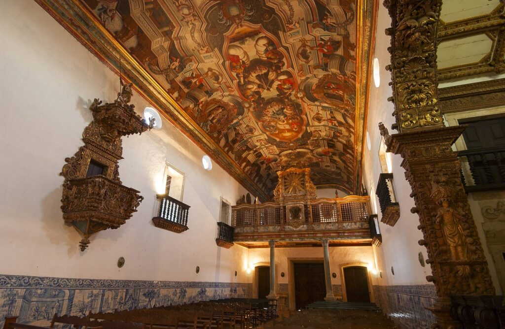 Centro Cultural São Francisco: Arte e História em Um Lugar 3 Interior da Igreja de São Francisco com teto pintado e talha