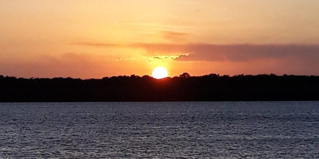 Descubra a Praia do Jacaré: Pôr do Sol ao Som do Bolero de Ravel 1 Entardecer na Praia do Jacaré, em Cabedelo (PB)