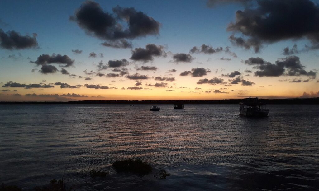 Descubra a Praia do Jacaré: Pôr do Sol ao Som do Bolero de Ravel 2 Pôr do sol sobre o Rio Paraíba visto da Praia do Jacaré