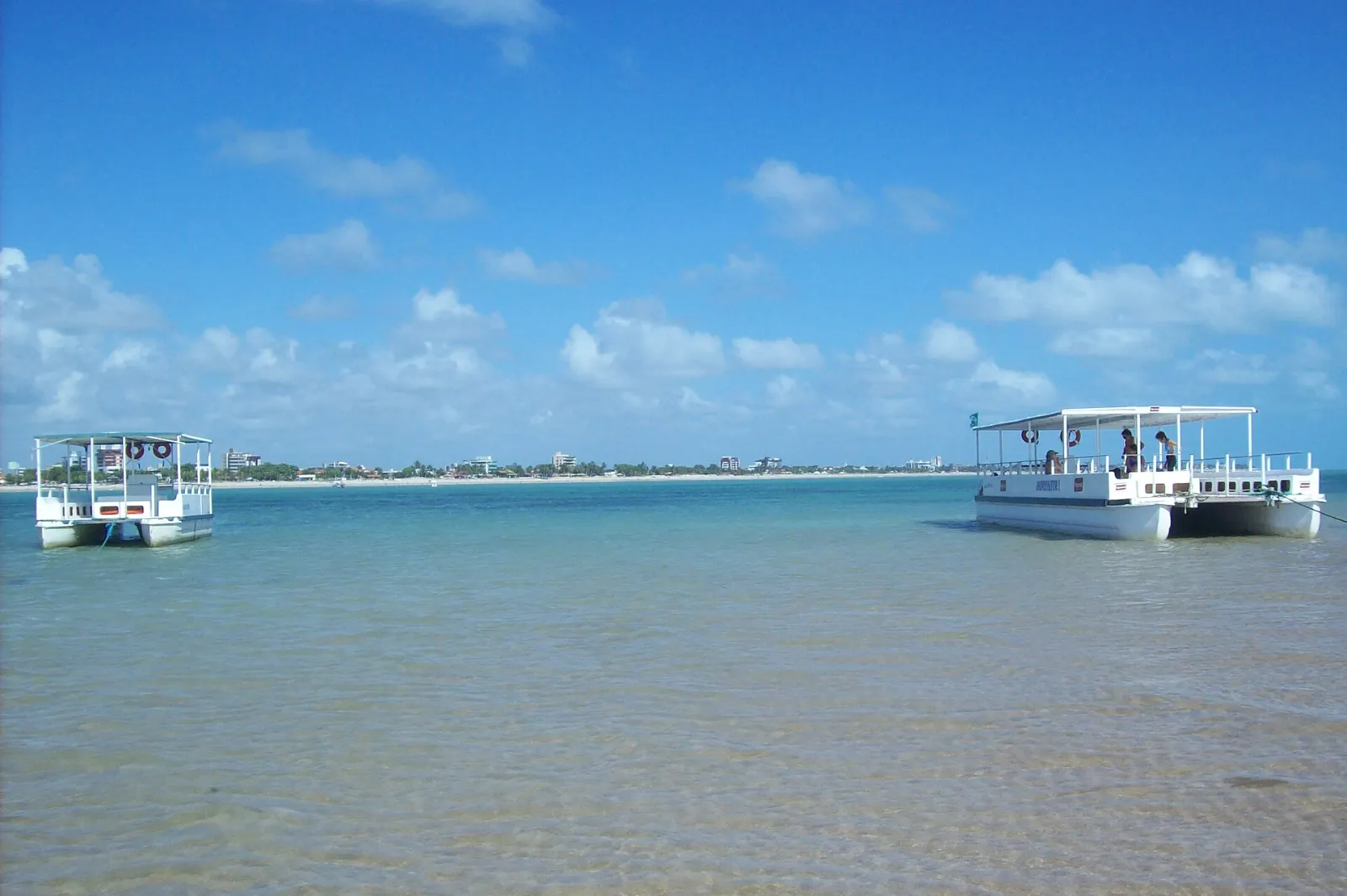 Tábua de marés em João Pessoa: como ler e escolher o dia das piscinas naturais 1 Barcos e catamarãs ancorados nas águas rasas e transparentes da ilha de Areia Vermelha