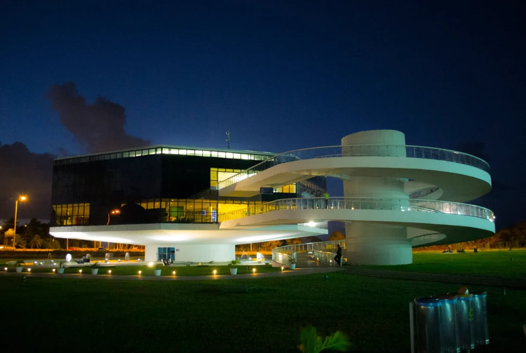 Estação Cabo Branco iluminada à noite, com rampas circulares
