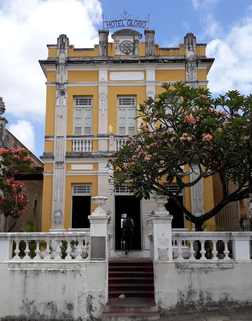 Hotel Globo: história e o pôr do sol à beira do Rio Sanhauá Fachada amarela e branca do Hotel Globo, no Centro Histórico