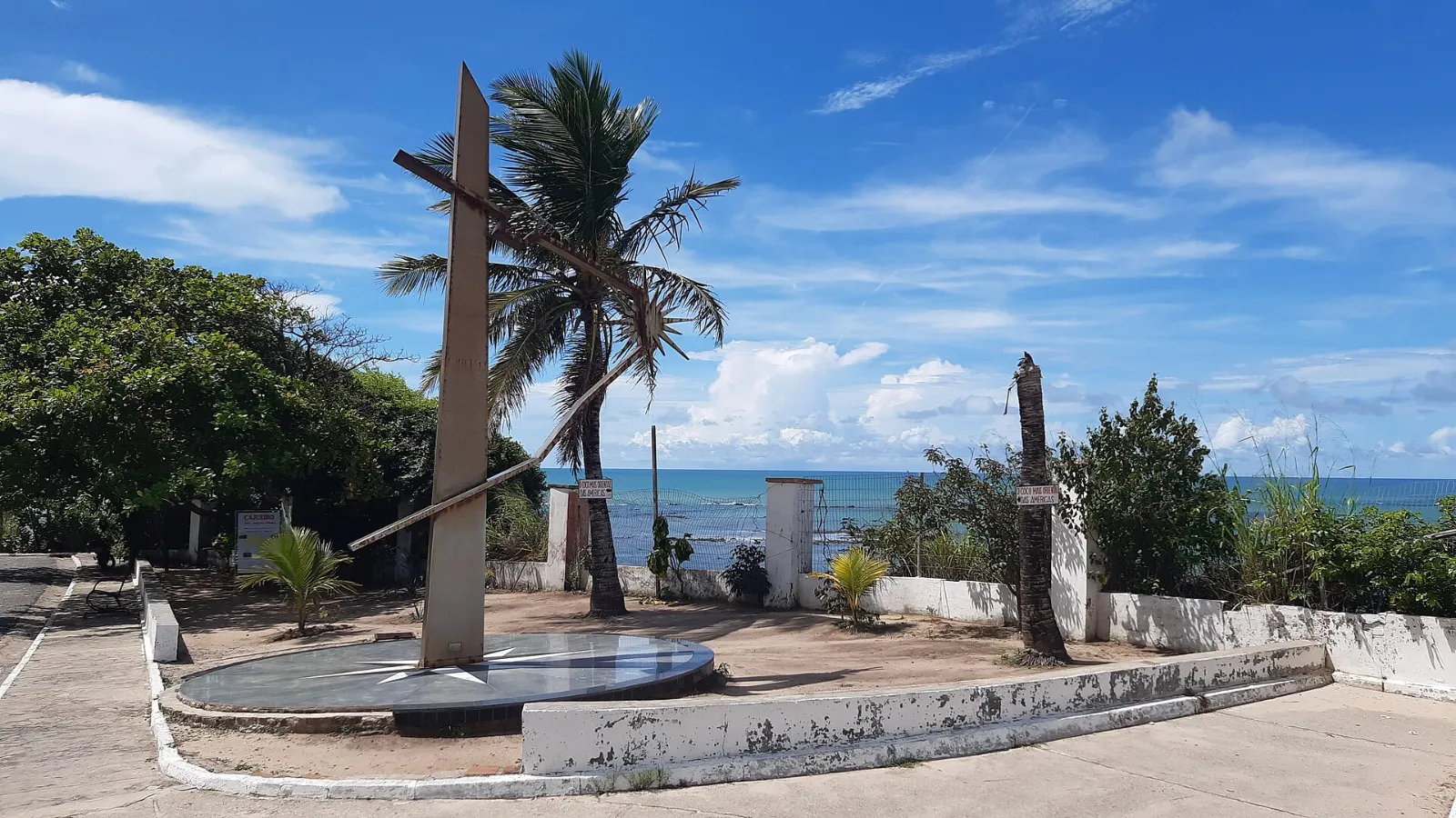 Monumento Rosa dos Ventos na Ponta do Seixas, escultura com palmeiras e o mar ao fundo