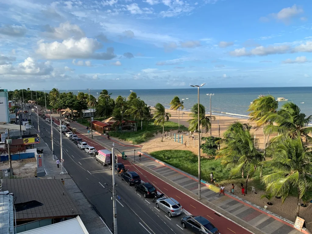 Vista do alto da orla de Tambaú e Cabo Branco com avenida, coqueiros e mar