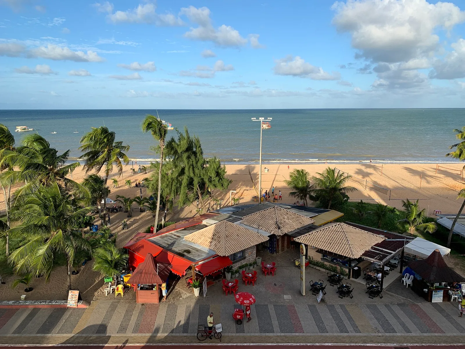 Praia de Tambaú vista do alto, com quiosques, coqueiros e mar calmo